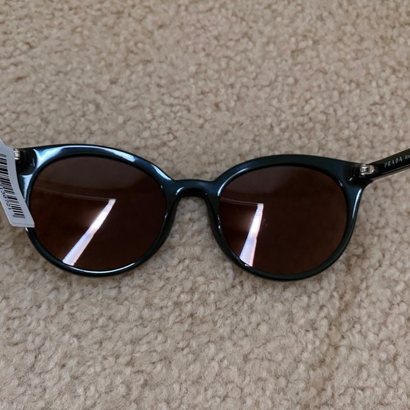 Prada - Picture 7 of 10